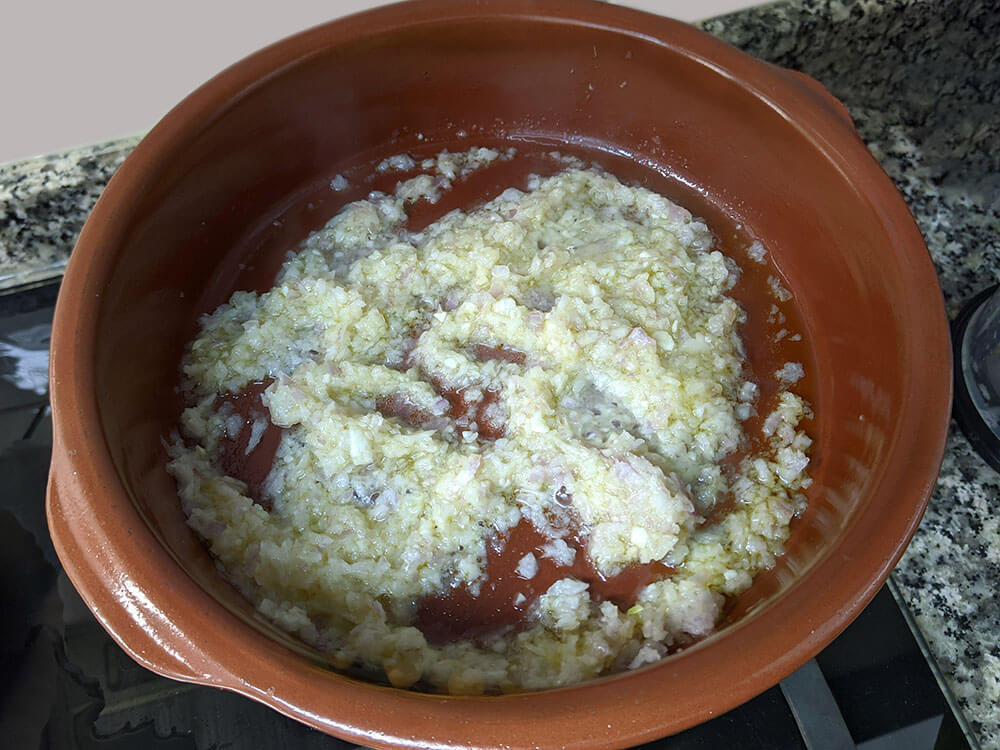 Cebolla picada en cazuela.